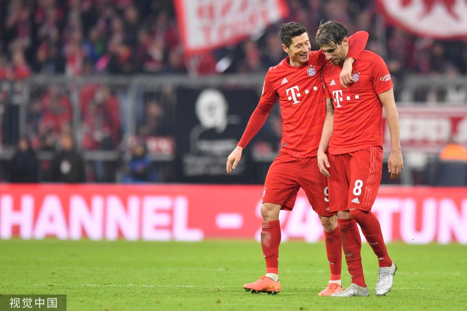 [图]莱万2球再破记录穆勒2传 拜仁4-0大捷多特